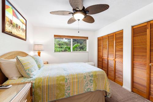 1 dormitorio con 1 cama y ventilador de techo en Kahaluu Reef 203, en Kailua-Kona