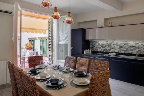 a dining room with a table and chairs in a kitchen at Florencia Luxury Apartament in Florence