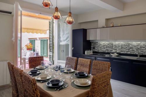 Un comedor con una mesa y sillas en una cocina. en Florencia Luxury Apartament, en Florencia