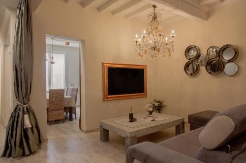 a living room with a couch and a table at Florencia Luxury Apartament in Florence