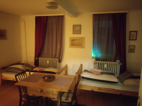 ein Zimmer mit einem Tisch, Stühlen, einem Tisch und einem Esszimmer in der Unterkunft Zimmer A Veljanovski in Blaufelden