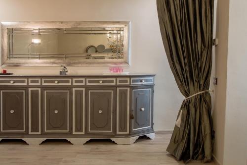 un baño con lavabo y espejo en Florencia Luxury Apartament, en Florencia