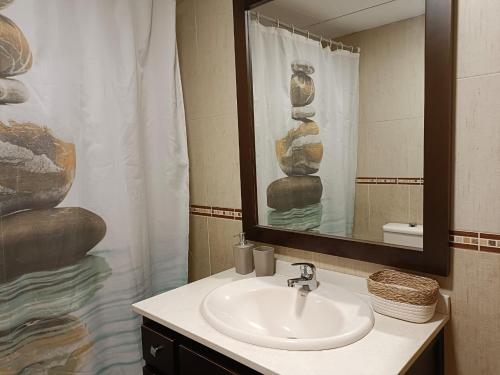 A bathroom at Apartamento entero Rosa Adra
