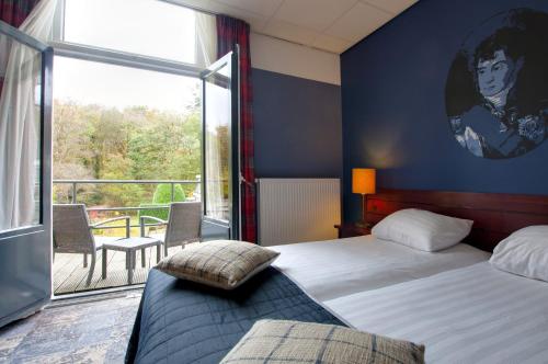a hotel room with a bed and a balcony at Boetiek Hotel BonAparte Lochem in Barchem