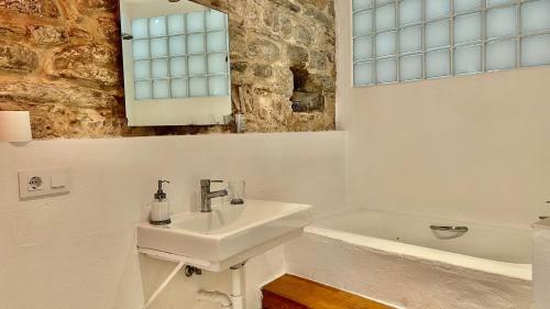 La salle de bains est pourvue d'un lavabo et d'une baignoire. dans l'établissement TarifaMiCasa Amor de Dios, à Tarifa