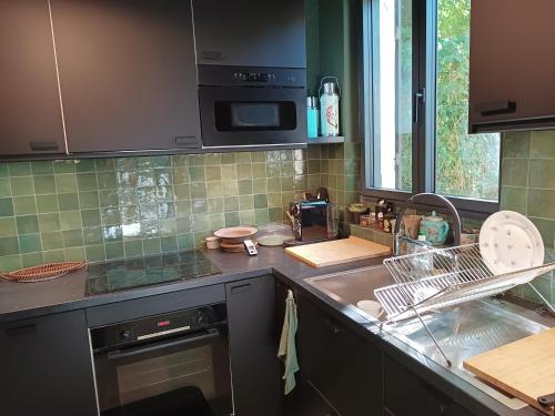 une cuisine avec un évier et un lave-vaisselle dans l'établissement Le petit Ermitage, à Méré