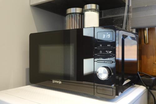 a microwave oven sitting on top of a counter at Paradiso Apartmanház in Gyula