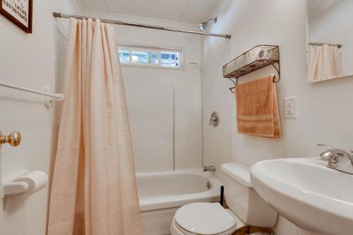 Koupelna v ubytování Colorado Mountain Retreat on Cucharas River!