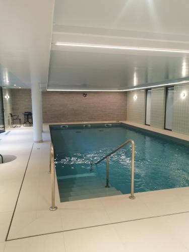 - une grande piscine dans un bâtiment avec piscine dans l'établissement Domitys Le Domaine d'Agate, à Soissons
