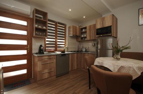 A kitchen or kitchenette at Paradiso Apartmanház
