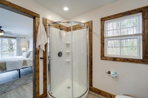 ein Bad mit Dusche und ein Bett in der Unterkunft Hilltop Hideaway with Scenic Views and Hot Tub! in West Jefferson