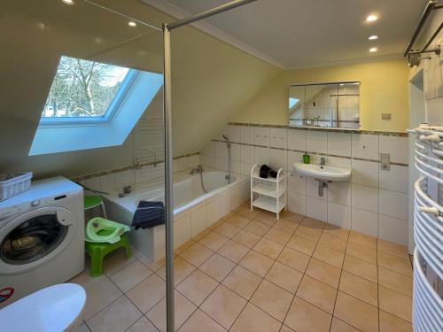 齊諾維茨的住宿－Strandloper Zinnowitz，一间带洗衣机和水槽的浴室