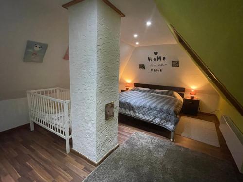 een slaapkamer met een bed in een kamer met een trap bij Ferienwohnung an der Ostsee in Lütjenburg