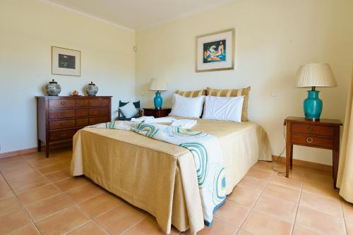 1 dormitorio con 1 cama grande y 2 mesitas de noche en Sweet Home Lux Villa Vau, en Portimão