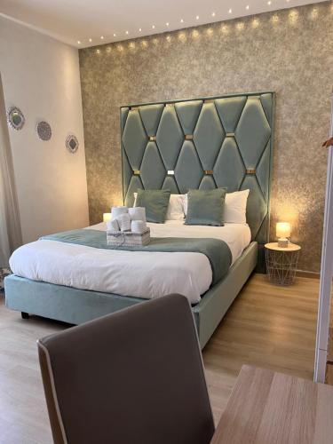 ナポリにあるEasy Boardingのベッドルーム1室(大型ベッド1台、大型ヘッドボード付)