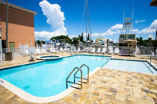 una gran piscina frente a un barco en Madeira Bay Resort I by Travel Resort Services en St Pete Beach