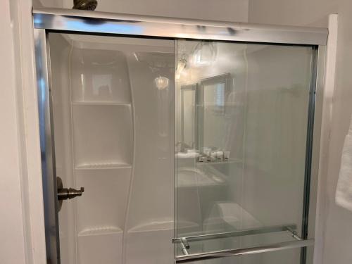 La salle de bains est pourvue d'une douche en verre et d'un lavabo. dans l'établissement Recently renovated Haven in Brookhaven., à Atlanta