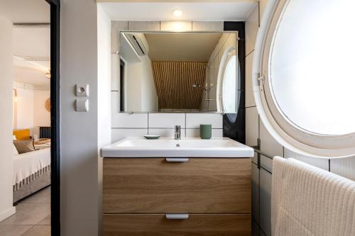 a bathroom with a sink and a mirror at L'annexe Landaise in Saint-Martin-de-Seignanx