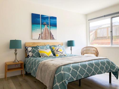 1 dormitorio con cama y ventana en @ Marbellalane - Neat Modern Home in South SF, en South San Francisco