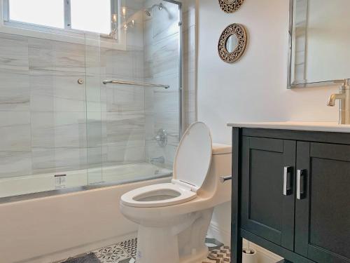 y baño con aseo, ducha y lavamanos. en @ Marbellalane - Neat Modern Home in South SF, en South San Francisco