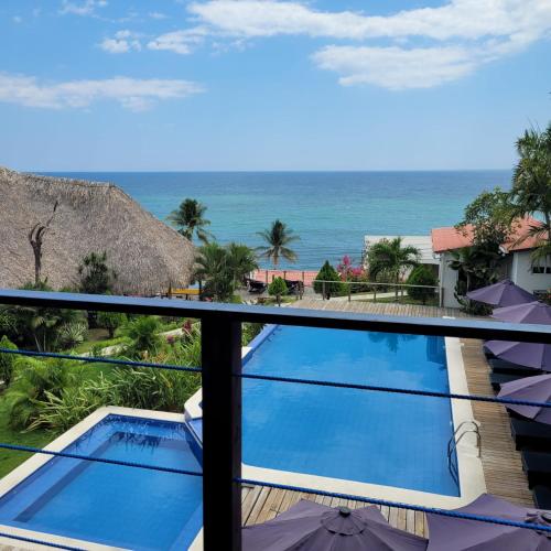 een balkon met uitzicht op de oceaan bij Kayu Surf Resort in La Libertad