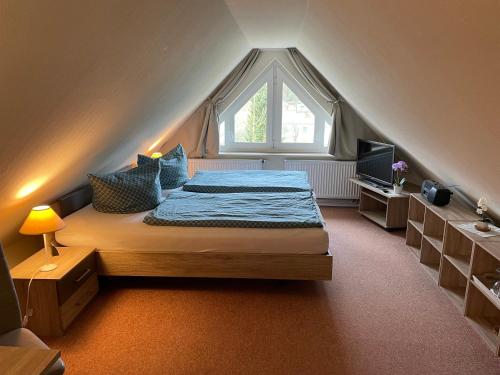 齊諾維茨的住宿－Strandloper Zinnowitz，一间卧室设有一张大床和窗户