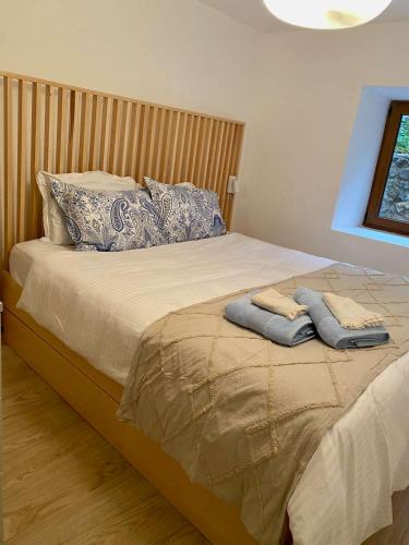 een bed met twee kussens en twee handdoeken erop bij Villa Christina in Ohrid