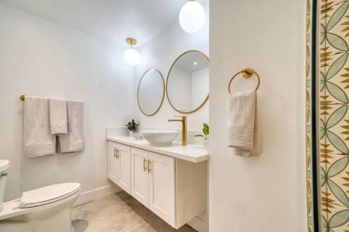 La salle de bains est pourvue d'un lavabo, de toilettes et d'un miroir. dans l'établissement The Blush - with Pool, Bars, Neons!, à Palm Springs