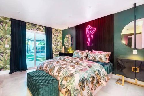 - une chambre avec un lit et une lampe rose sur le mur dans l'établissement The Blush - with Pool, Bars, Neons!, à Palm Springs