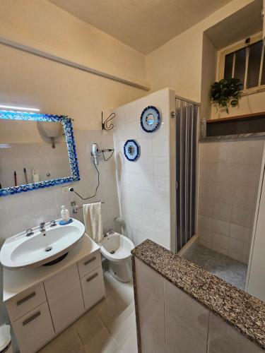 uma casa de banho com um lavatório, um WC e um espelho. em Mar Do Sol em Agnone