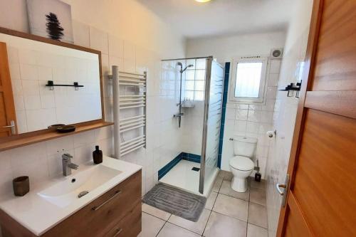 Bathroom sa appartement cosy avec piscine entre Aix et Marseille
