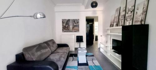 un salon avec un canapé et une télévision dans l'établissement Large studio 37 m with terrace, à Nice