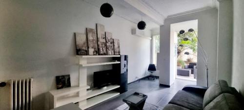 un salon avec un canapé et une télévision dans l'établissement Large studio 37 m with terrace, à Nice