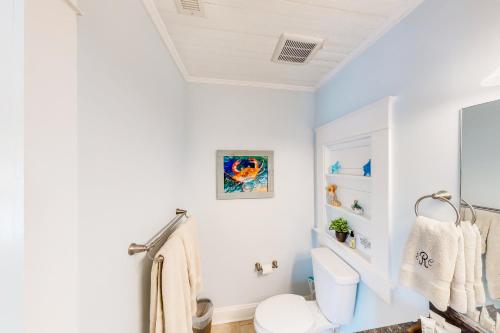 uma casa de banho branca com um WC e um lavatório em Historic District Delight em Wilmington