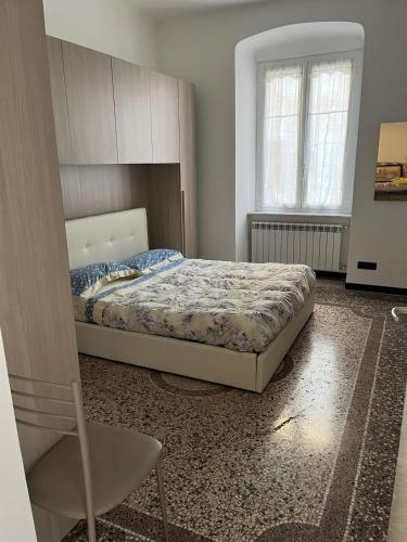 a bedroom with a bed and a chair in it at Appartamento in centro in Genova