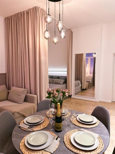 a living room with a table with chairs and a couch at Ferienwohnung Strandläufer in Wilhelmshaven