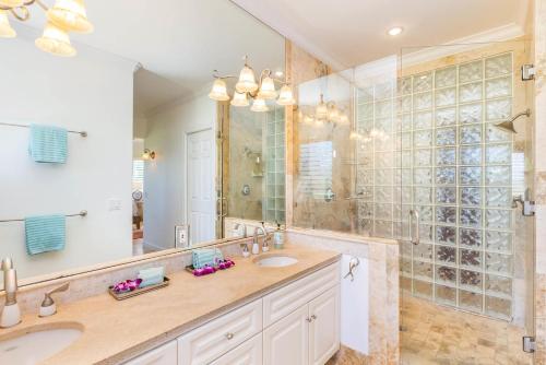 łazienka z umywalką i dużym lustrem w obiekcie Ohana Kamalani w mieście Princeville