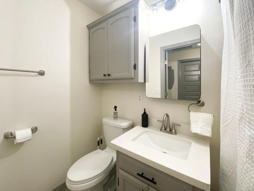 Bathroom sa Quiet 2BR 2BA, Laundry, Wi-Fi, Near Shops & Restos