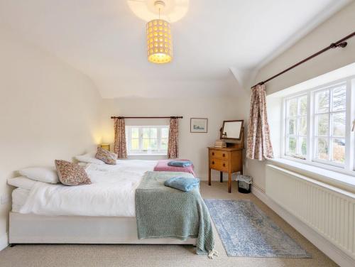 - une chambre avec un lit et une fenêtre dans l'établissement Flint Cottage , Emsworth, à Emsworth