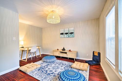uma sala de estar com um tapete azul e branco em East Stroudsburg House with Hot Tub and Pool! em East Stroudsburg