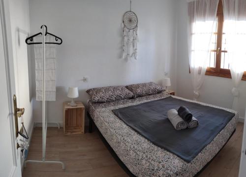 A bed or beds in a room at Adosado con jardín y patio interior en Mar Menor
