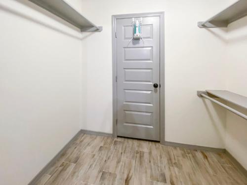 Φωτογραφία από το άλμπουμ του Quiet 2BR 2BA, Laundry, Wi-Fi, Near Shops & Restos σε Μακάλεν