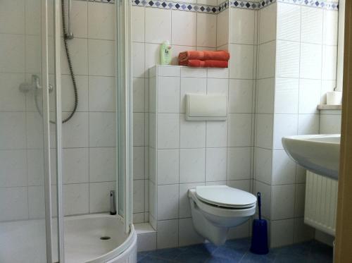 uma casa de banho com um chuveiro, um WC e um lavatório. em City Quartier em Berlim