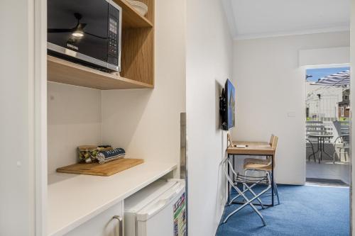 Η κουζίνα ή μικρή κουζίνα στο Nelson Towers Motel & Apartments
