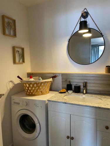 La salle de bains est pourvue d'un lave-linge et d'un miroir. dans l'établissement Les reflets de l'étang, à Balaruc-les-Bains