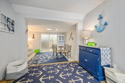 sala de estar con armario azul y mesa en 50 Foster Road Hyannis Cape Cod - Hyannis Hideaway, en Hyannis