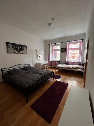ein Schlafzimmer mit einem Bett und zwei Fenstern in der Unterkunft Altstadtperle-Herz der Altstadt in Kaiserslautern