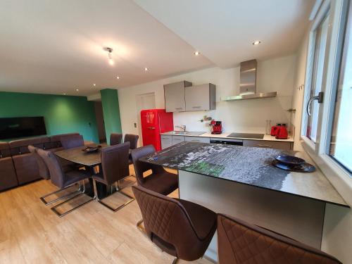 une cuisine et une salle à manger avec une table et des chaises dans l'établissement Alpamayo, appartement cosy au coeur des Aravis, à Les Villards-sur-Thônes