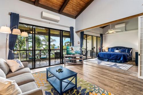 sala de estar con cama y sofá en Keauhou Kona Surf Racquet 9303, en Kailua-Kona