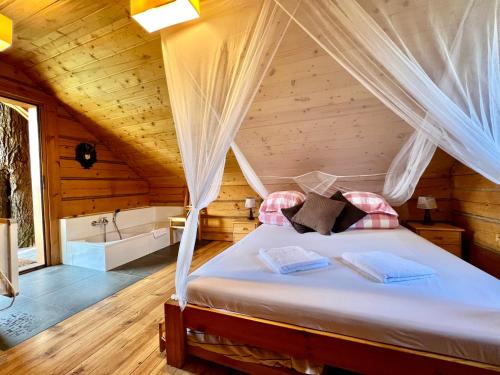 - une chambre avec un lit dans une maison en bois dans l'établissement Gniazdko Pod Lipą, à Andrychów